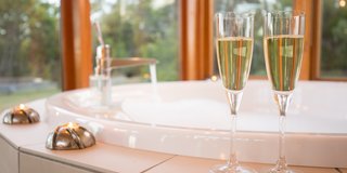 Champers At Spa.jpg 320x160 Q85 Crop True Subsampling 2 Upscale True Champers At Spa.jpg 320x160 Q85 Crop True Subsampling 2 Upscale True